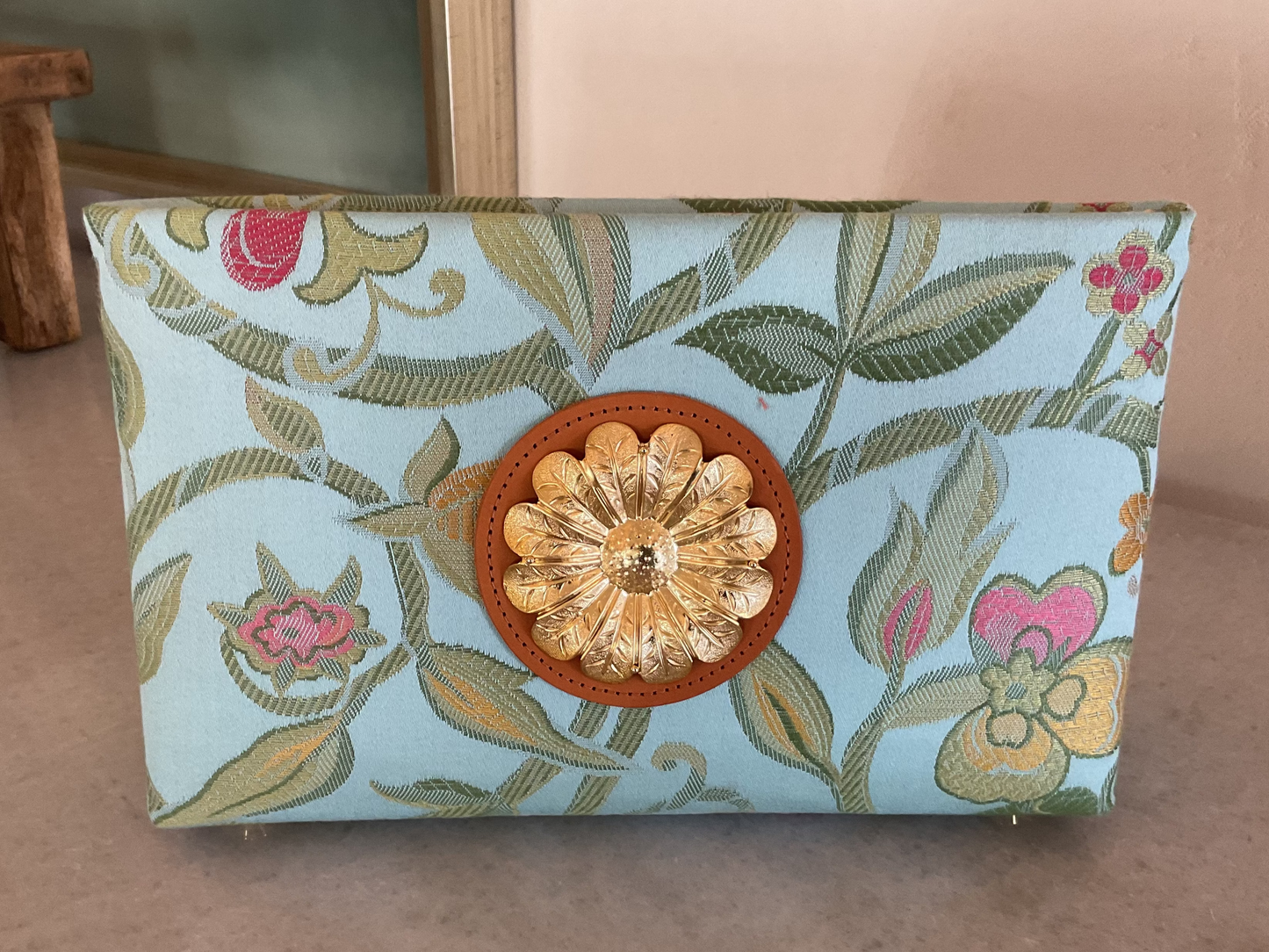 Robin Garden Clutch with Brass Daisy